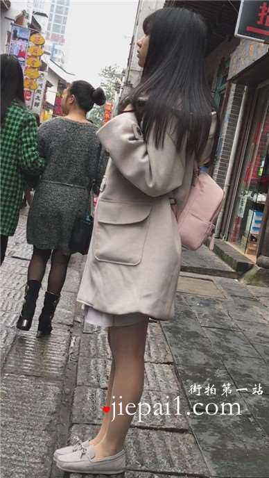 街拍等闺蜜的毛呢长外套肉丝袜青春小妹