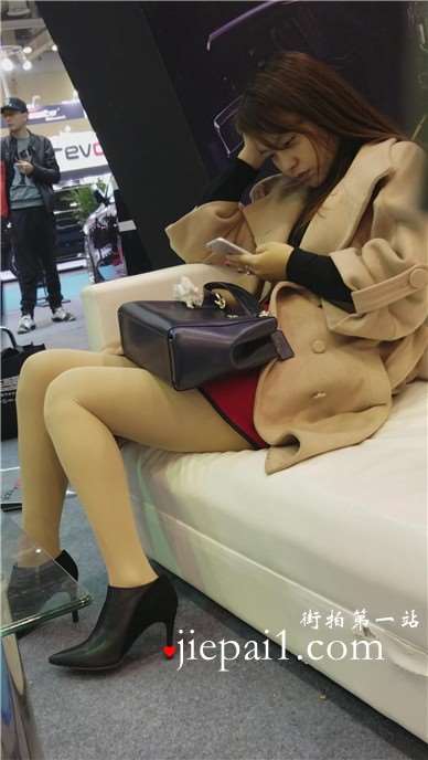 沙发上专心低头玩手机的肉丝袜美腿女神姐姐