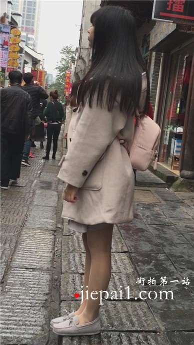 街拍等闺蜜的毛呢长外套肉丝袜青春小妹