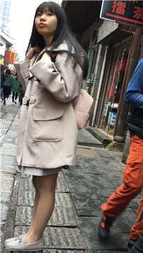 街拍等闺蜜的毛呢长外套肉丝袜青春小妹