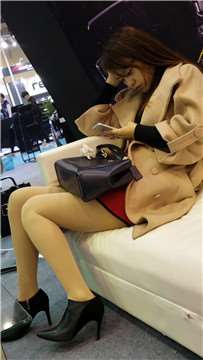 沙发上专心低头玩手机的肉丝袜美腿女神姐姐