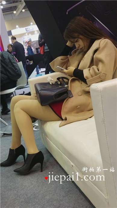 沙发上专心低头玩手机的肉丝袜美腿女神姐姐