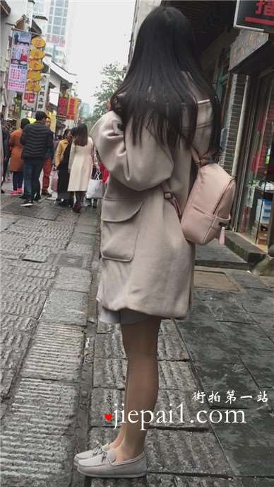街拍等闺蜜的毛呢长外套肉丝袜青春小妹