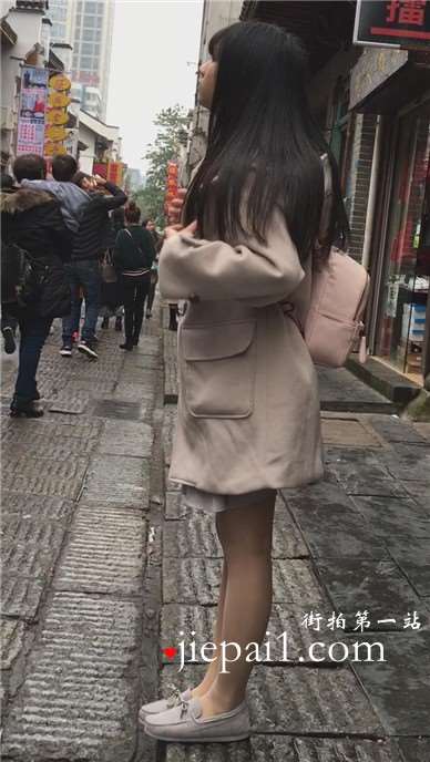 街拍等闺蜜的毛呢长外套肉丝袜青春小妹