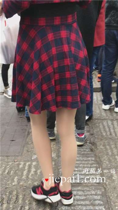 街拍肉丝美腿运动鞋连衣裙美女