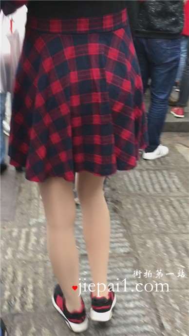 街拍肉丝美腿运动鞋连衣裙美女