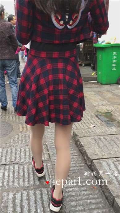 街拍肉丝美腿运动鞋连衣裙美女