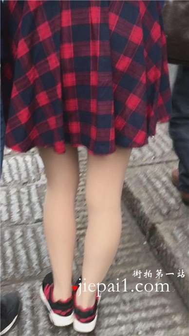 街拍肉丝美腿运动鞋连衣裙美女