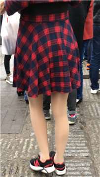 街拍肉丝美腿运动鞋连衣裙美女