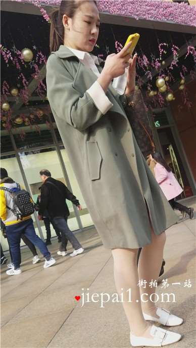 4k-街拍低头玩手机的美腿肉丝袜高挑女神