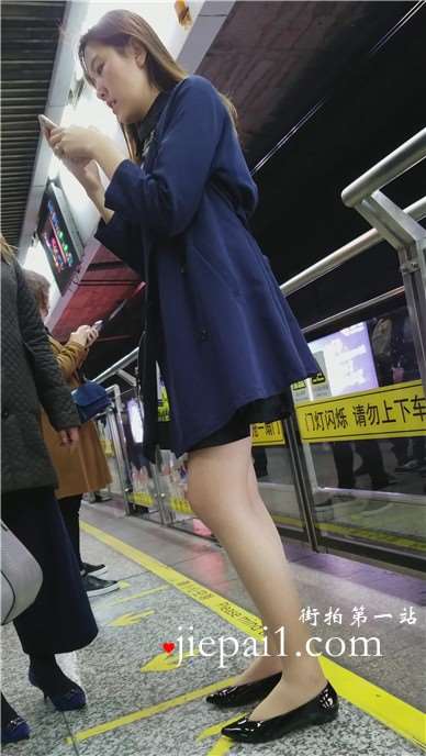 地铁站偶遇长腿肉丝袜美女姐姐