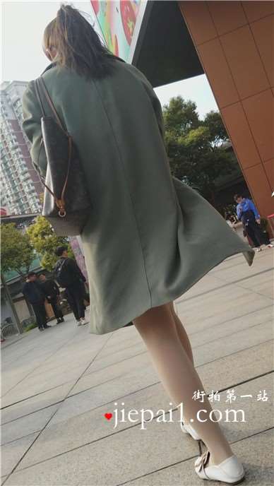 4k-街拍低头玩手机的美腿肉丝袜高挑女神