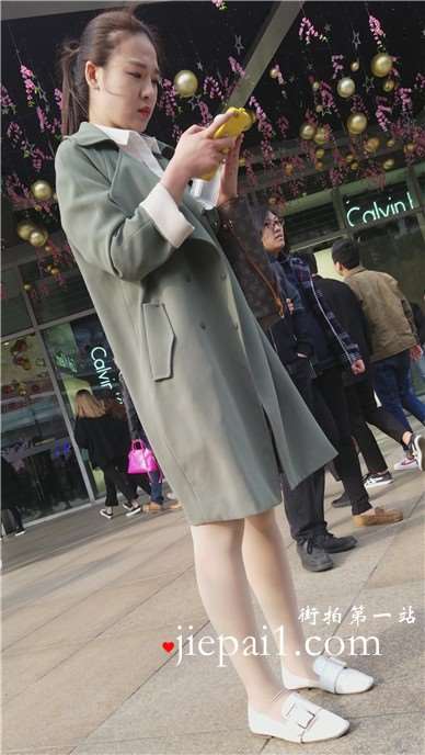 4k-街拍低头玩手机的美腿肉丝袜高挑女神