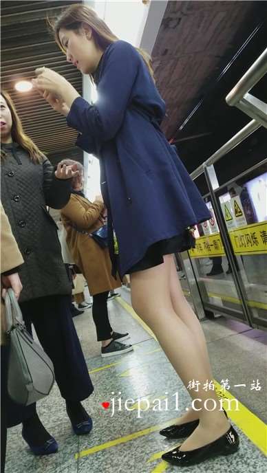 地铁站偶遇长腿肉丝袜美女姐姐
