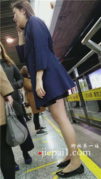 地铁站偶遇长腿肉丝袜美女姐姐