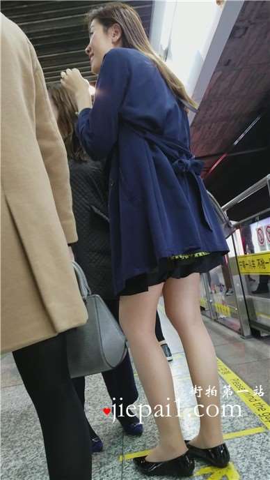地铁站偶遇长腿肉丝袜美女姐姐