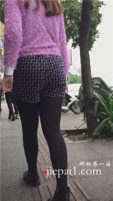 街拍黑丝袜打底裤肥臀大屁股美女