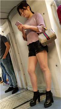 4k--地铁偶遇肉丝袜美腿皮短裤美女小姐姐