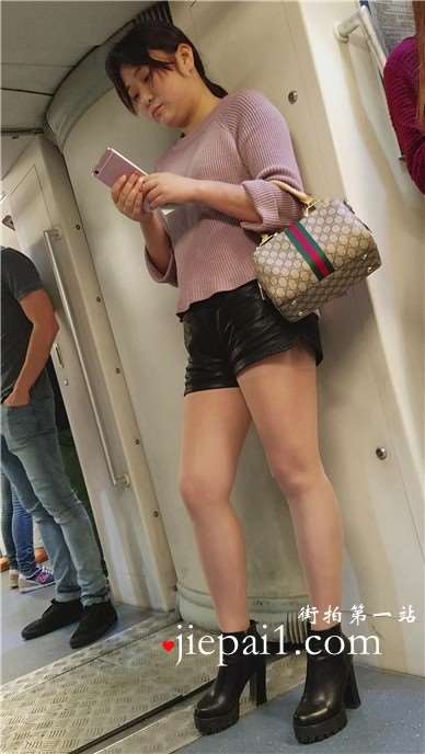 4k--地铁偶遇肉丝袜美腿皮短裤美女小姐姐
