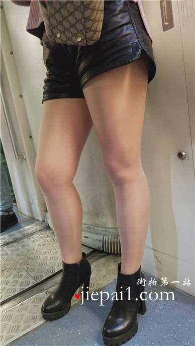 4k--地铁偶遇肉丝袜美腿皮短裤美女小姐姐