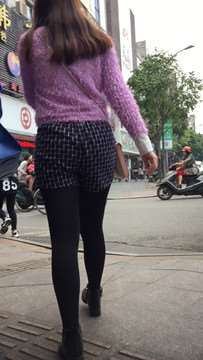 街拍黑丝袜打底裤肥臀大屁股美女
