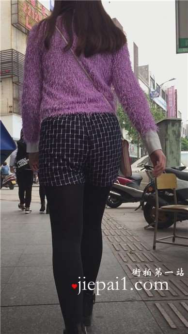 街拍黑丝袜打底裤肥臀大屁股美女