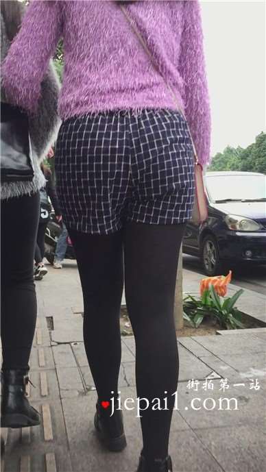 街拍黑丝袜打底裤肥臀大屁股美女