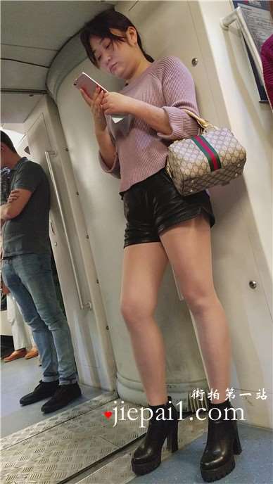 4k--地铁偶遇肉丝袜美腿皮短裤美女小姐姐