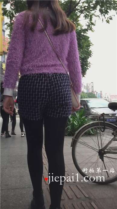 街拍黑丝袜打底裤肥臀大屁股美女