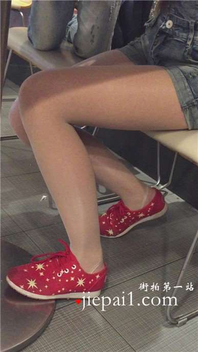 红色休闲鞋肉丝袜牛仔热裤美眉