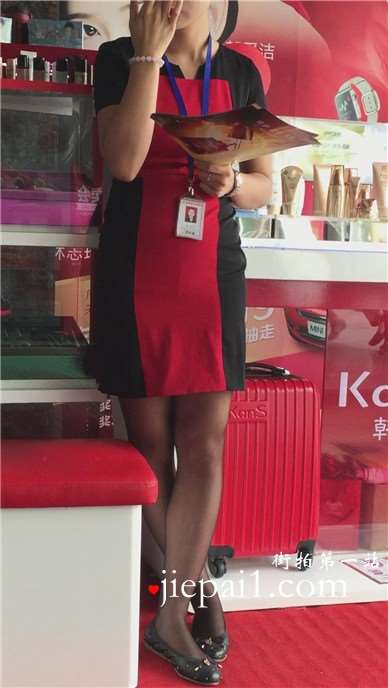 美女化妆品推销员的黑丝美腿诱惑