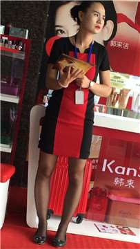 美女化妆品推销员的黑丝美腿诱惑