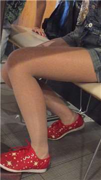 红色休闲鞋肉丝袜牛仔热裤美眉