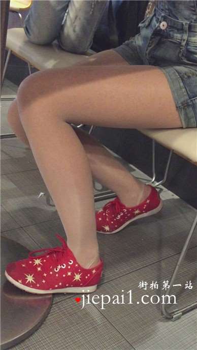 红色休闲鞋肉丝袜牛仔热裤美眉