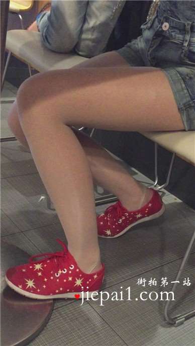 红色休闲鞋肉丝袜牛仔热裤美眉