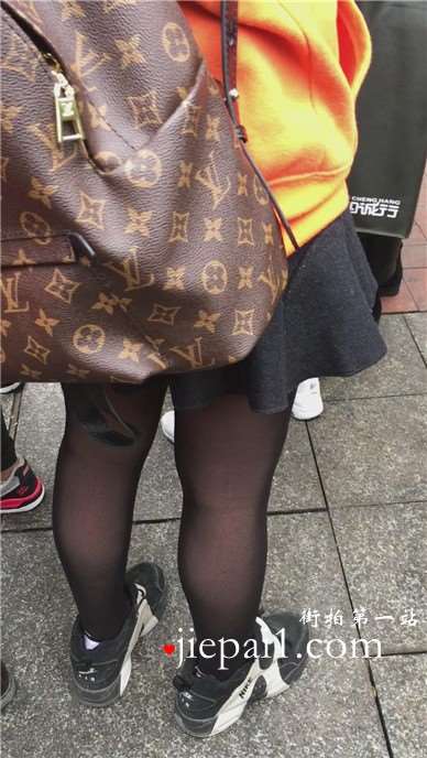 街拍黑丝短裙运动鞋美眉