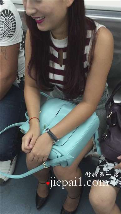 地铁拍摄美腿短裙可人女神姐姐