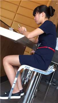 肯德基餐厅内独自听歌的孤独制服短裙美女