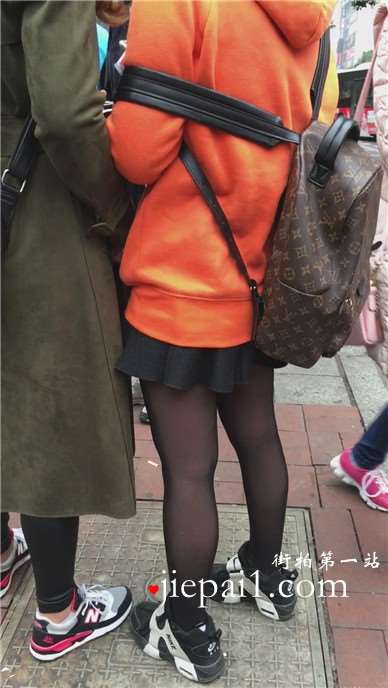 街拍黑丝短裙运动鞋美眉