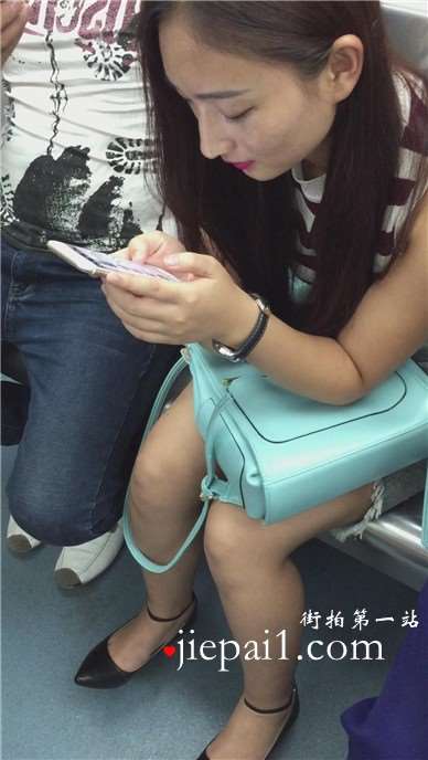 地铁拍摄美腿短裙可人女神姐姐