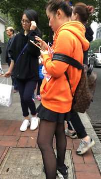 街拍黑丝短裙运动鞋美眉