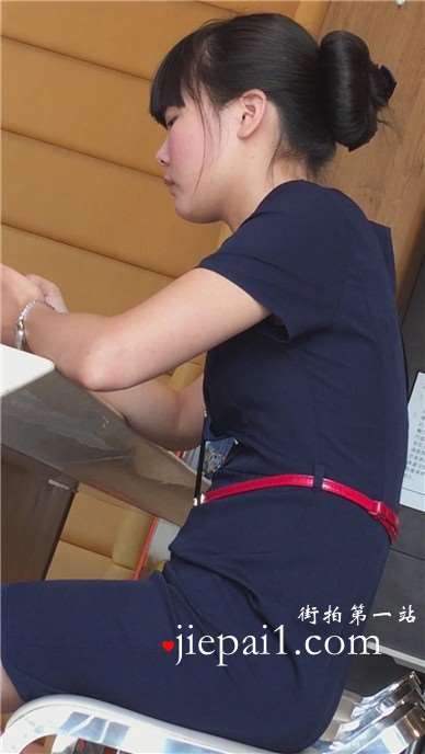 肯德基餐厅内独自听歌的孤独制服短裙美女