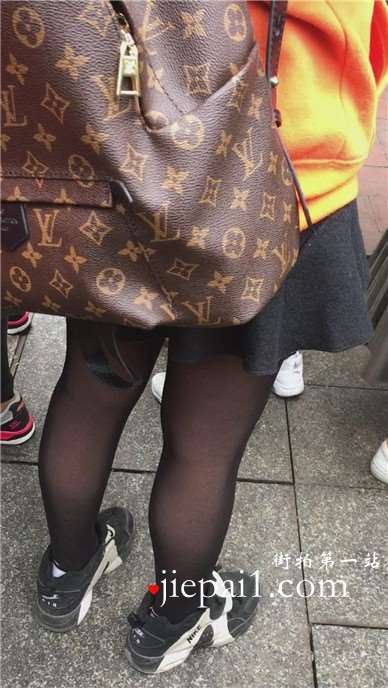 街拍黑丝短裙运动鞋美眉