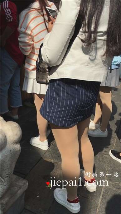 逛街偶遇买小吃的肉丝袜美腿短裙美女