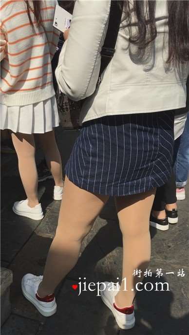 逛街偶遇买小吃的肉丝袜美腿短裙美女