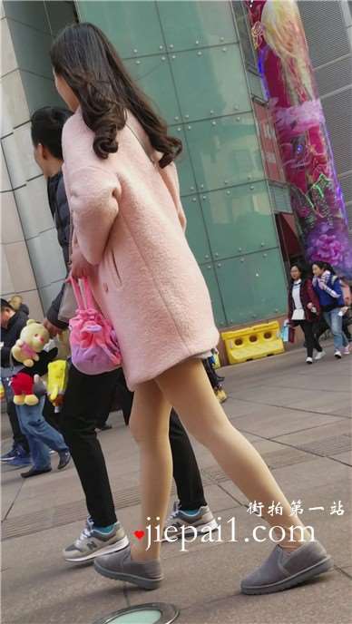 4k-街拍肉丝袜粉色长外套美女姐姐