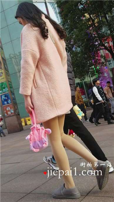 4k-街拍肉丝袜粉色长外套美女姐姐