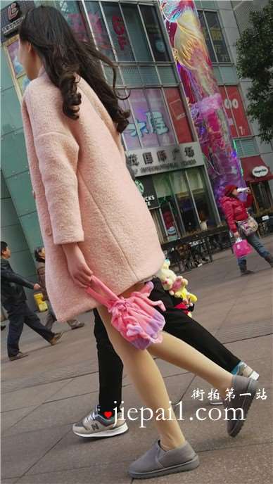 4k-街拍肉丝袜粉色长外套美女姐姐
