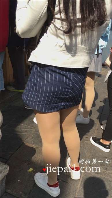 逛街偶遇买小吃的肉丝袜美腿短裙美女