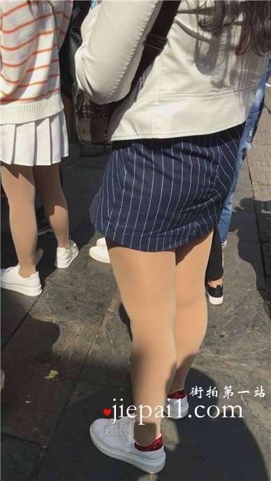 逛街偶遇买小吃的肉丝袜美腿短裙美女